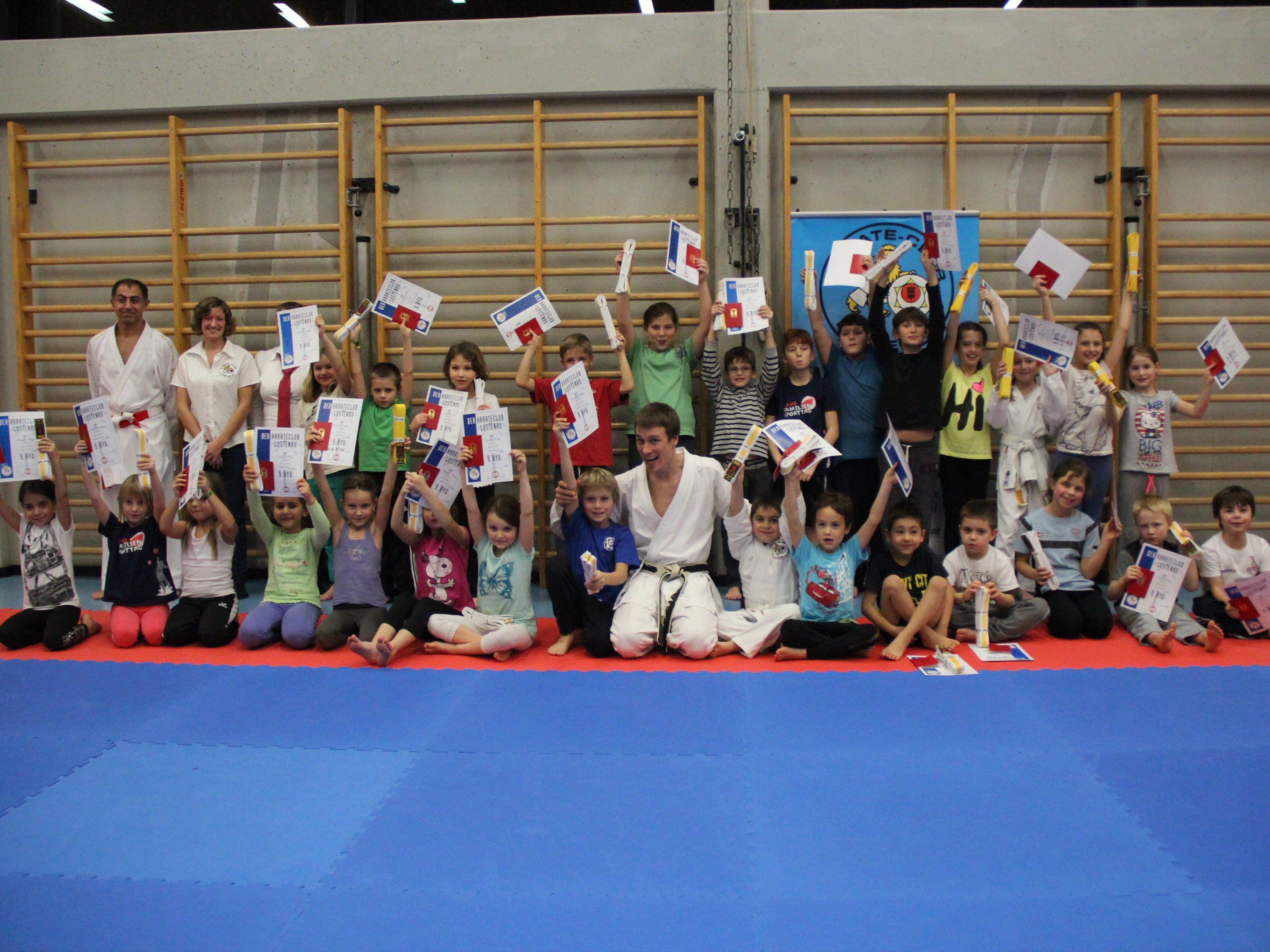 Shotokan Karate Club Lustenau: Die Kinder, ihre Trainer und die Prüfungskommission freuen sich über den Erfolg. Shotokan Karate Club Lustenau: Die Kinder, ihre Trainer und die Prüfungskommission freuen sich über den Erfolg.