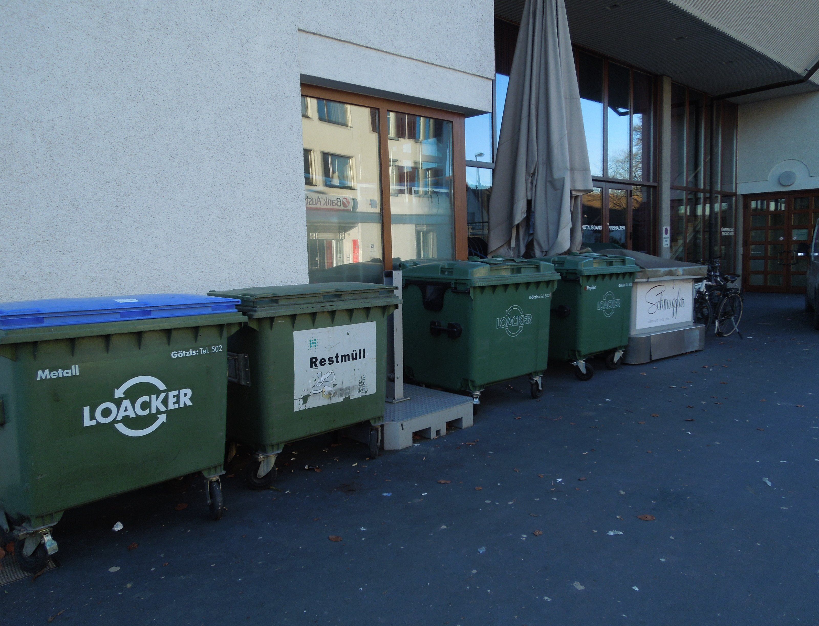 Die großen Container wurden inzwischen so verlegt, dass sie etwas unauffälliger sind. Die großen Container wurden inzwischen so verlegt, dass sie etwas unauffälliger sind.