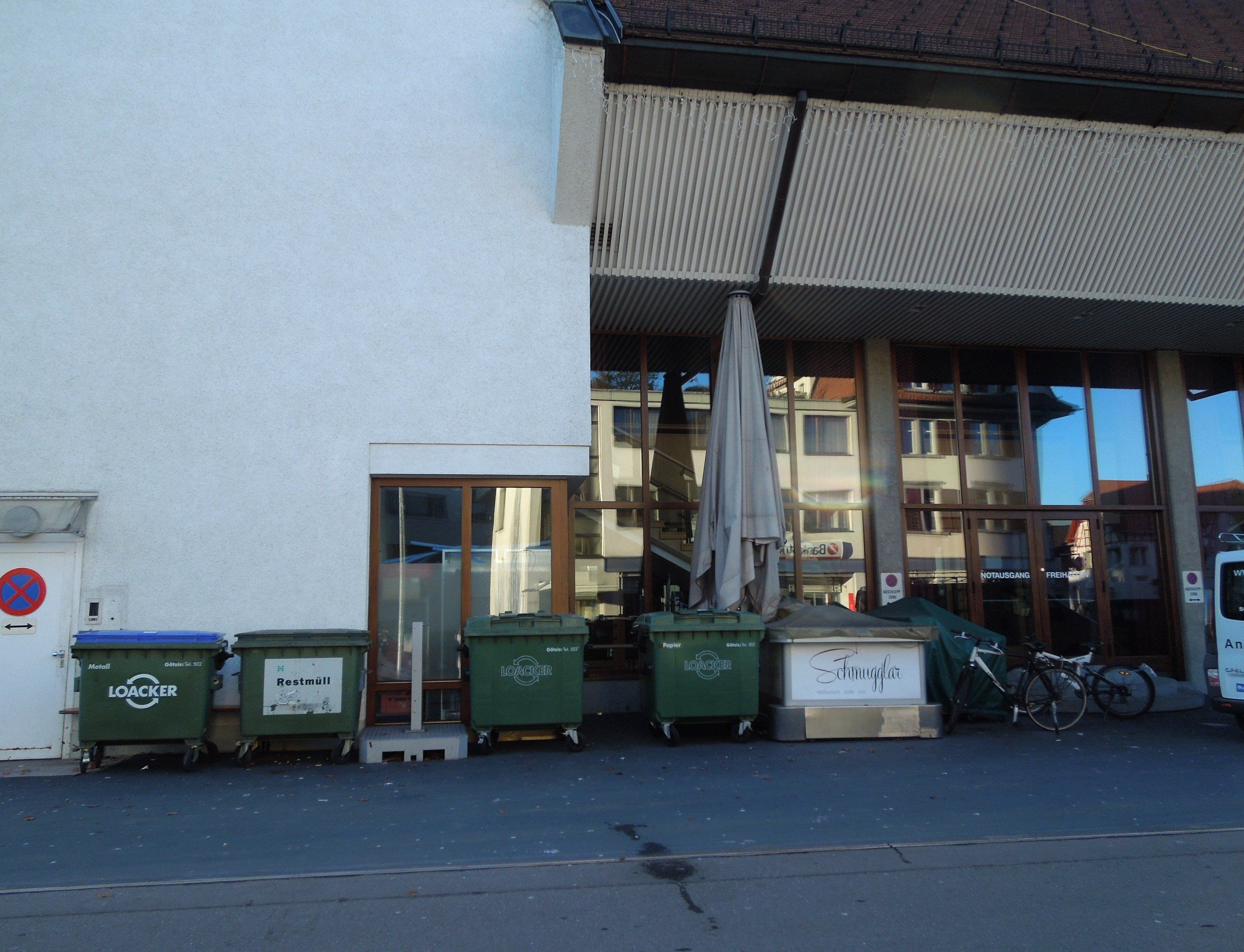 Die Mülcontainer befinden sich auf der hinteren Seite des Reichshofsaals. Die Mülcontainer befinden sich auf der hinteren Seite des Reichshofsaals.