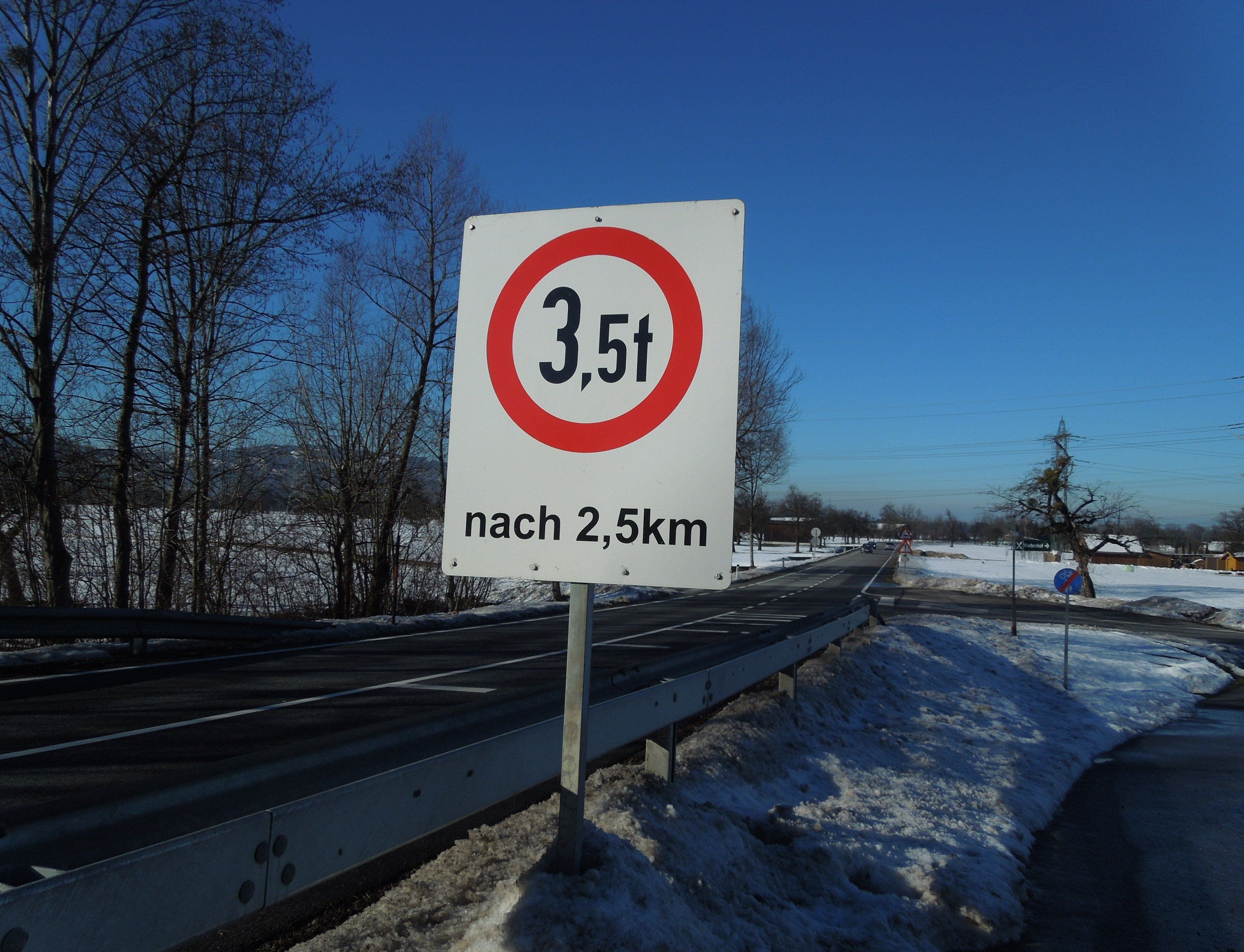 Auf der Höchsterstraße weist eine Tafel auf das Fahrverbot hin. Im Bürgerforum würde man zusätzlich eine Höhenkontrolle begrüßen. Auf der Höchsterstraße weist eine Tafel auf das Fahrverbot hin. Im Bürgerforum würde man zusätzlich eine Höhenkontrolle begrüßen.