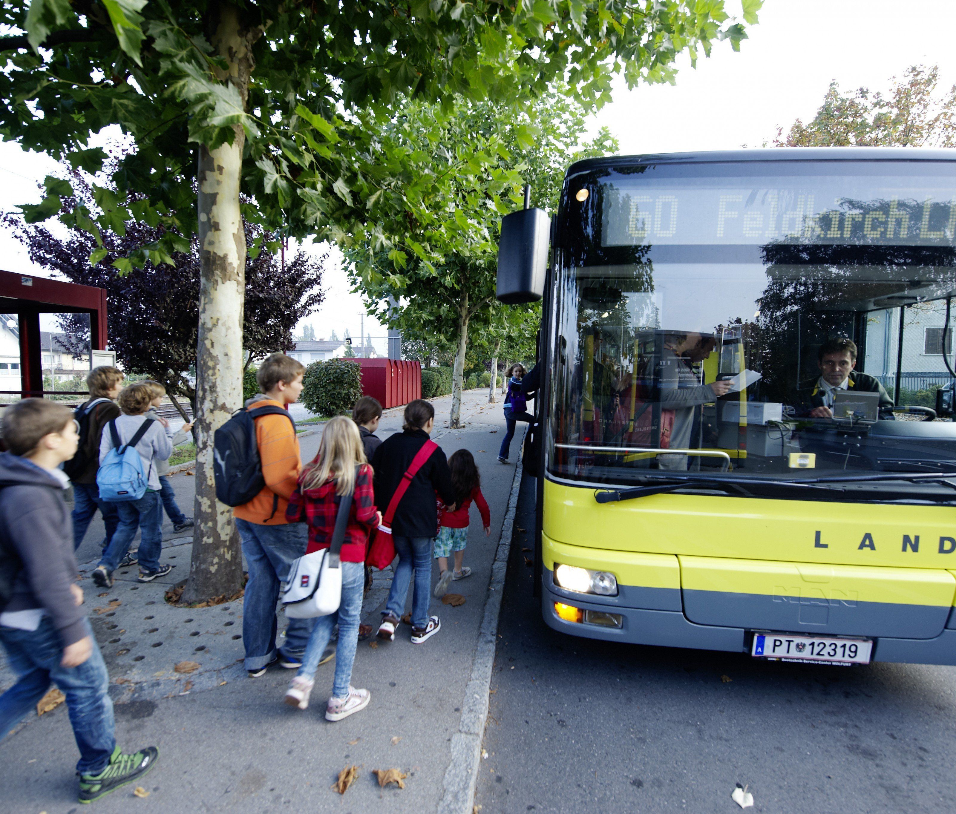 Die Rankweiler Schüler des Gymnasiums Rebberggasse haben mehrere Buslinien zur Auswahl. Die Rankweiler Schüler des Gymnasiums Rebberggasse haben mehrere Buslinien zur Auswahl.