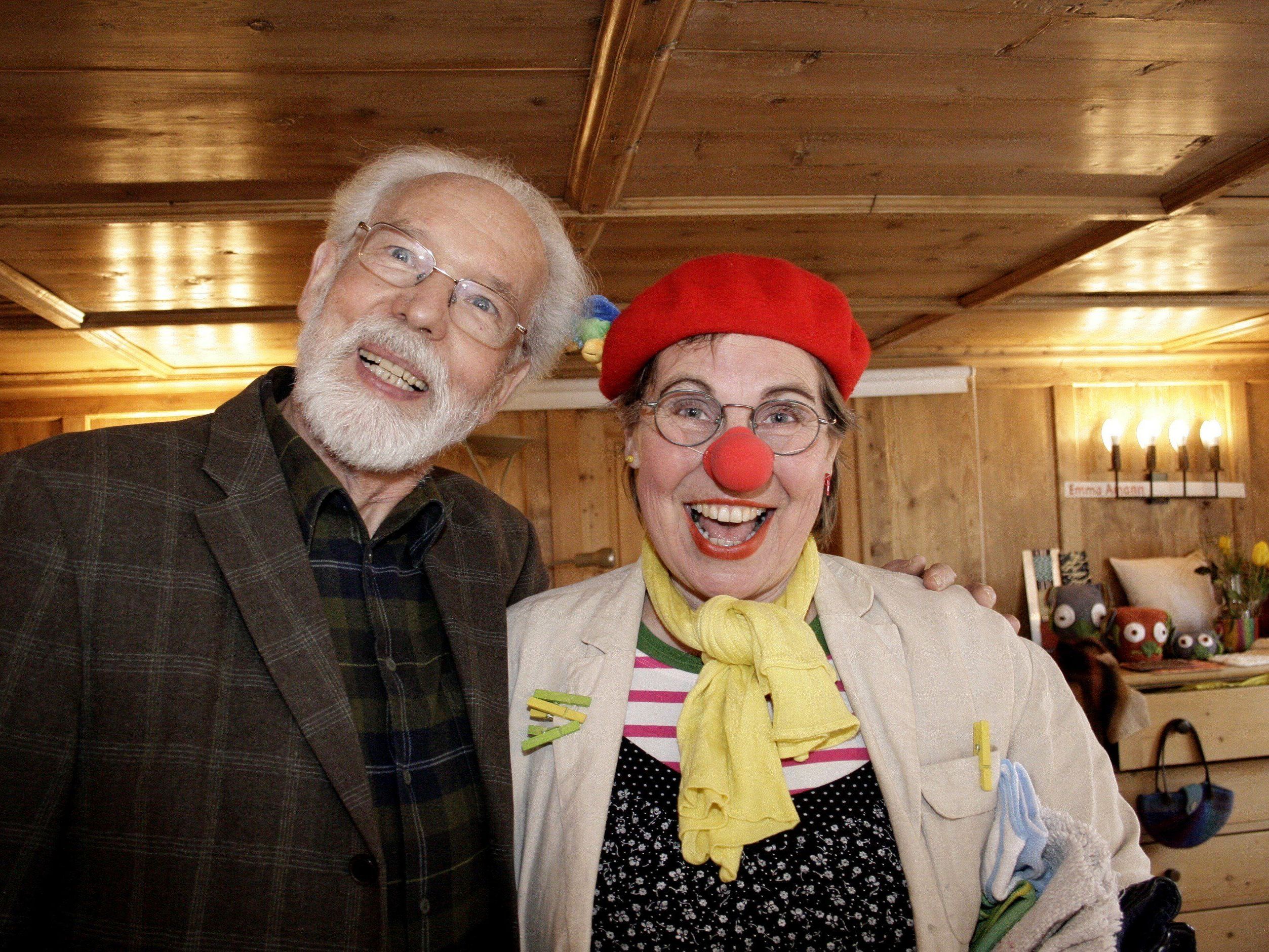 VHS-Obmann Werner Sonderegger eröffnete mit Clownfrau Daniela Burgstaller den Tag der offenen Tür. VHS-Obmann Werner Sonderegger eröffnete mit Clownfrau Daniela Burgstaller den Tag der offenen Tür.