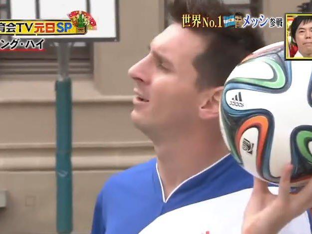 Super-Techniker Messi beeindruckt mit einem echten Kunstschuss.
