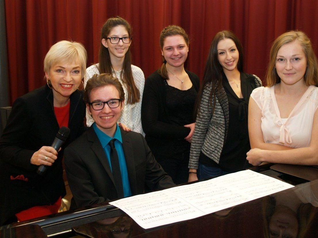 Dorit Wilhelm mit einigen MusikerInnen beim Benefizabend am Bundesgymnasium. Dorit Wilhelm mit einigen MusikerInnen beim Benefizabend am Bundesgymnasium.