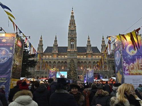 Zahlreiche Wiener und Touristen feierten den Jahreswechsel am Silvesterpfad in Wien
