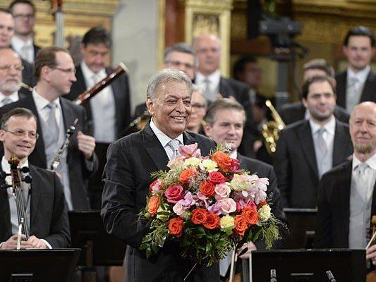 Dirigent Zubin Mehta (m.) und die Wiener Philharmoniker nach dem Neujahrskonzert 2015