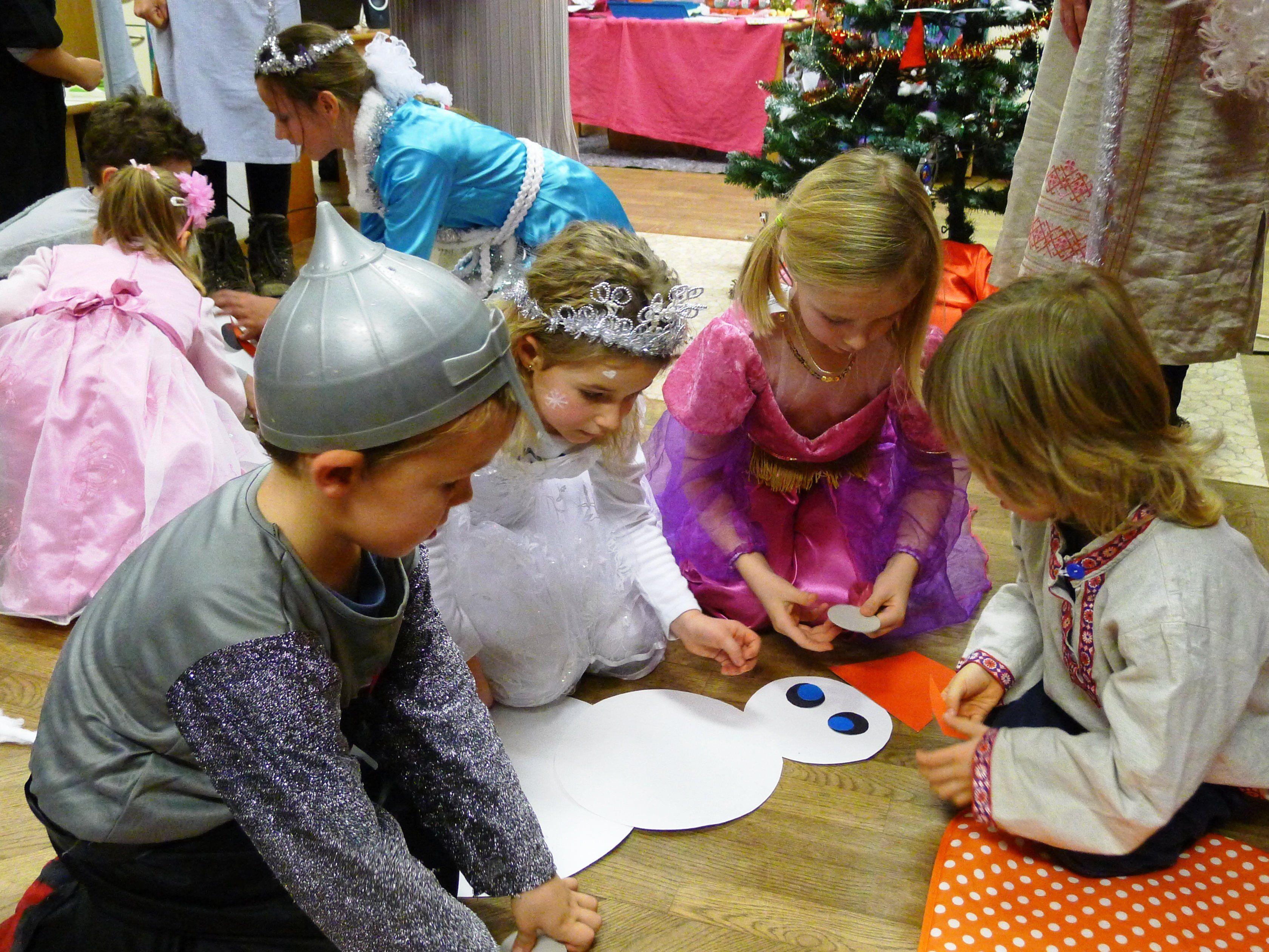 Die Kinder aus russisch-deutschsprachigen Familien feiern ihre Bräuche spielerisch.
