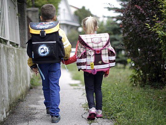 Eltern sollten ihren Kindern erklären, was zu tun ist, wenn Fremde sie ansprechen Eltern sollten ihren Kindern erklären, was zu tun ist, wenn Fremde sie ansprechen