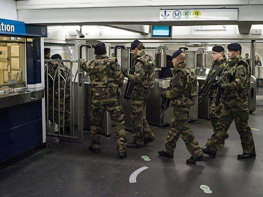 In Paris patrouillieren nach den Anschlägen Soldaten in der Métro