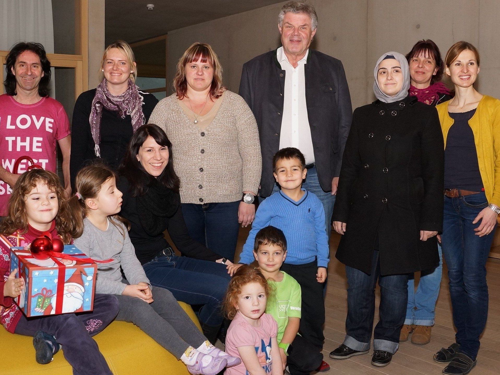 Spendenübergabe BM Mandi Katzenmayer, Die Tränkeweg-Bastlerinnen Melitta Hartmann, Martina Wilfling, Zeynep Meeter, Barbara Bildstein vom Susi Weigel Kindergarten und Bianca Bitschnau vom Waldkindergarten, Joe Fritsche, „Stunde des Herzens“. Spendenübergabe BM Mandi Katzenmayer, Die Tränkeweg-Bastlerinnen Melitta Hartmann, Martina Wilfling, Zeynep Meeter, Barbara Bildstein vom Susi Weigel Kindergarten und Bianca Bitschnau vom Waldkindergarten, Joe Fritsche, „Stunde des Herzens“.