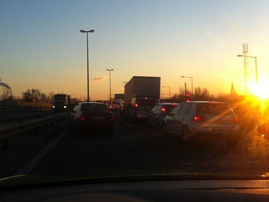 Auf der A23 hatte sich infolge des Unfalls Stau gebildet Auf der A23 hatte sich infolge des Unfalls Stau gebildet