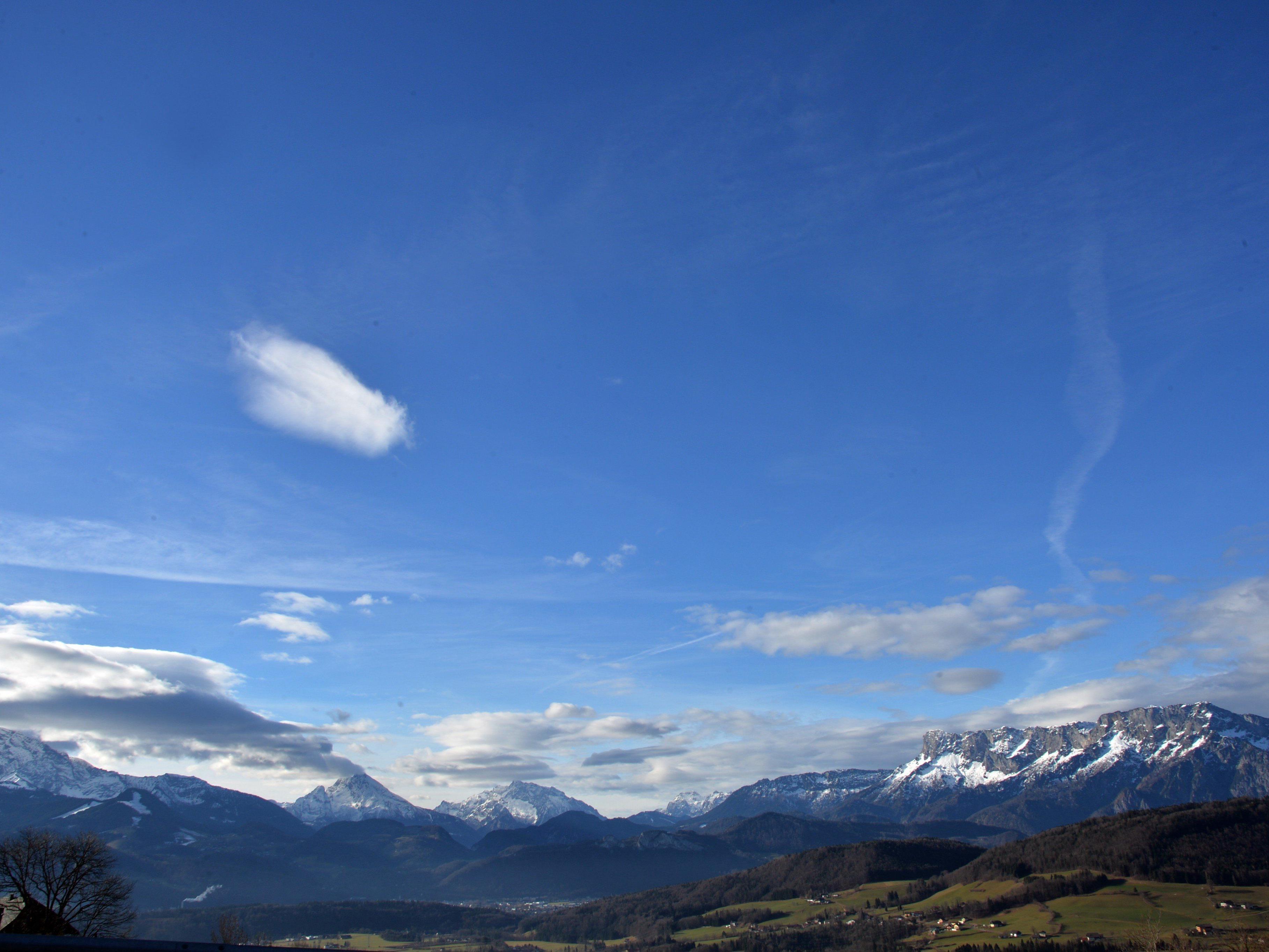 Freier Blick auf (v.l.) die Berge Hoher Göll. Watzmann und Untersberg bei föhnig, mildem Wetter.