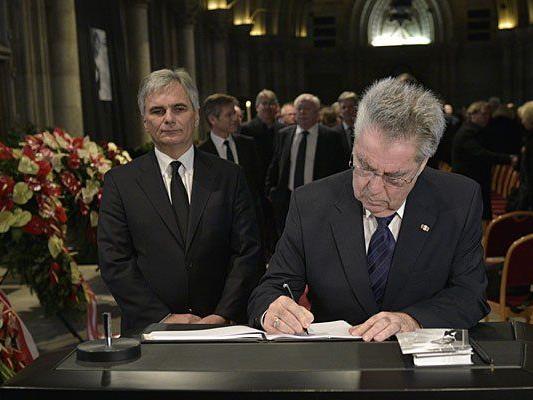 Bundeskanzler Werner Faymann und Bundespräsident Heinz Fischer im Rahmen der Verabschiedung von Udo Jürgens im Wiener Rathaus