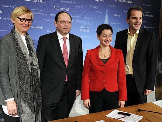 Bei der Pressekonferenz: v.l.n.r Wiener Frauenstadträtin Sandra Frauenberger , Präsidenten der Wiener Ärztekammer Thomas Szekeres, Gesundheitsstadträtin Sonja Wehsely und Vorsitzenden der Gewerkschaft der Gemeindebediensteten Christian Meidlinger