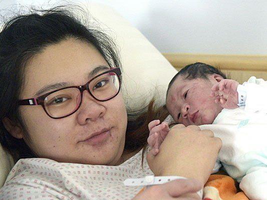 Das Wiener Neujahrsbaby und seine Mutter: Die 28-jährige Pianistin Yu Xiao Zhuan mit ihrem Kind Cheng William Yu