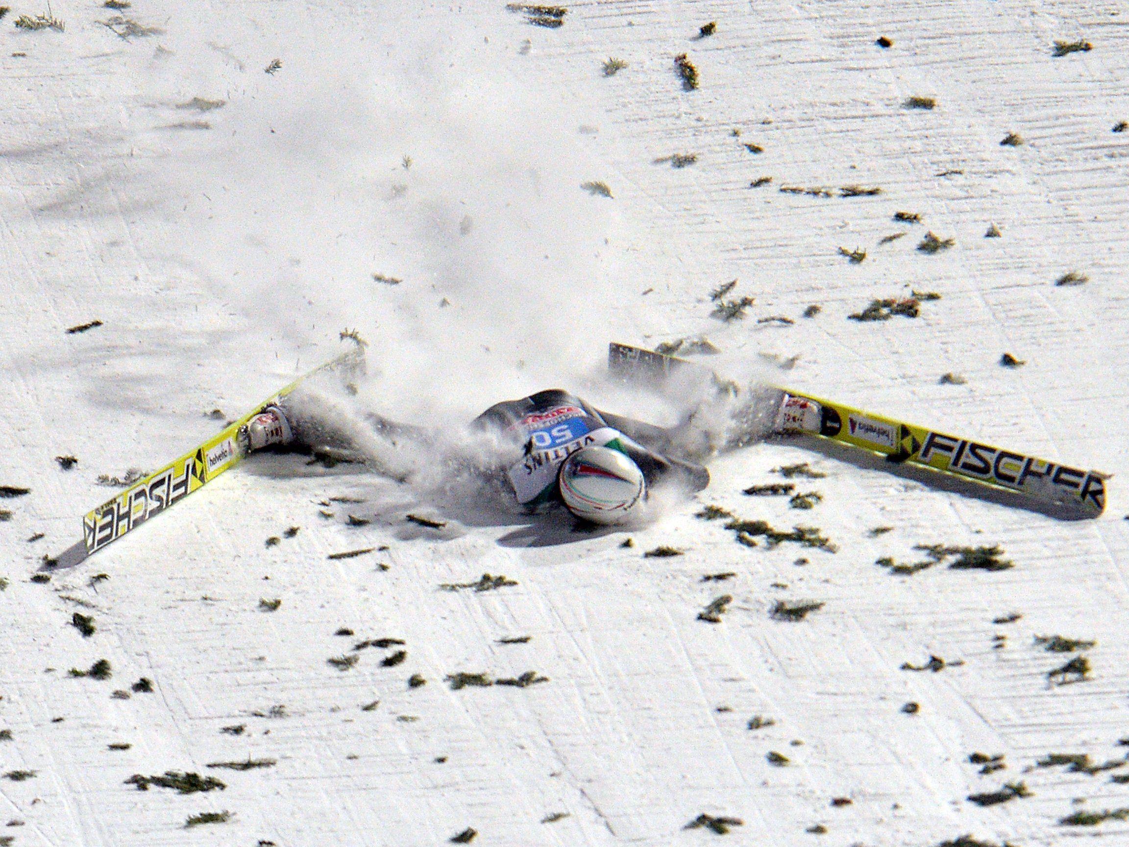 Der 33-jährige Schweizer verlor am Dienstag nach der Landung bei 136 Metern auf der Schanze in Bischofshofen die Kontrolle über seine Ski.