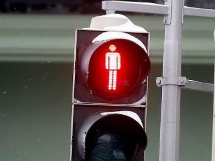 Ein Fußgänger überquerte den Gürtel bei Rot und stieß mit einem Pkw zusammen. Ein Fußgänger überquerte den Gürtel bei Rot und stieß mit einem Pkw zusammen.