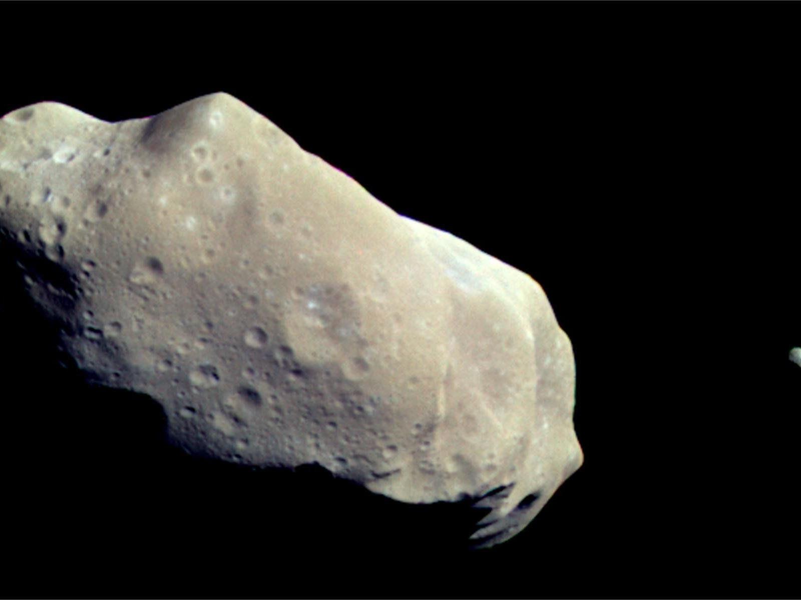 In einem Abstand von 1,2 Millionen Kilometern rast der Asteroid vorbei.