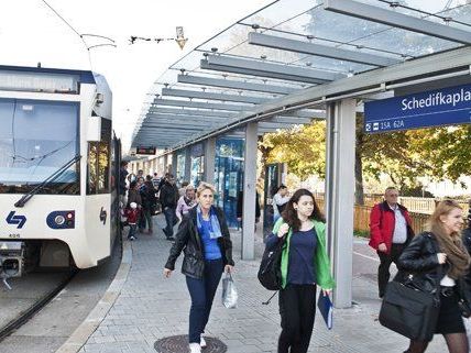 12 Millionen Fahrgäste waren im Jahr 2014 mit der Badner Bahn unterwegs. 12 Millionen Fahrgäste waren im Jahr 2014 mit der Badner Bahn unterwegs.