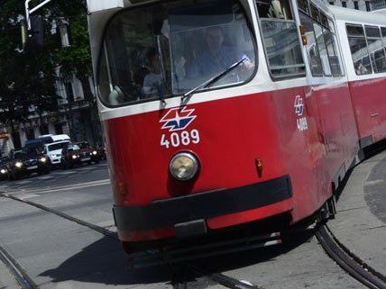 Ein Fahrradfahrer ist am Dienstag mit einer Bim zusammengestoßen. Ein Fahrradfahrer ist am Dienstag mit einer Bim zusammengestoßen.