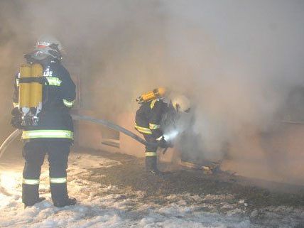 Das Feuer hatte sich auf drei Kellerabteile ausgebreitet. Das Feuer hatte sich auf drei Kellerabteile ausgebreitet.