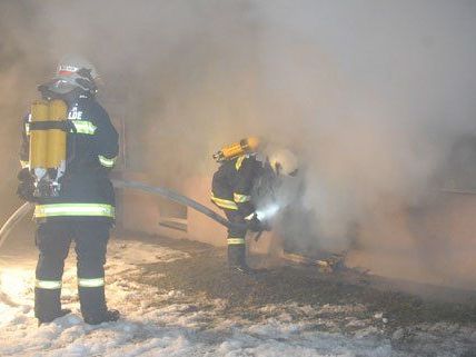 Das Feuer hatte sich auf drei Kellerabteile ausgebreitet.