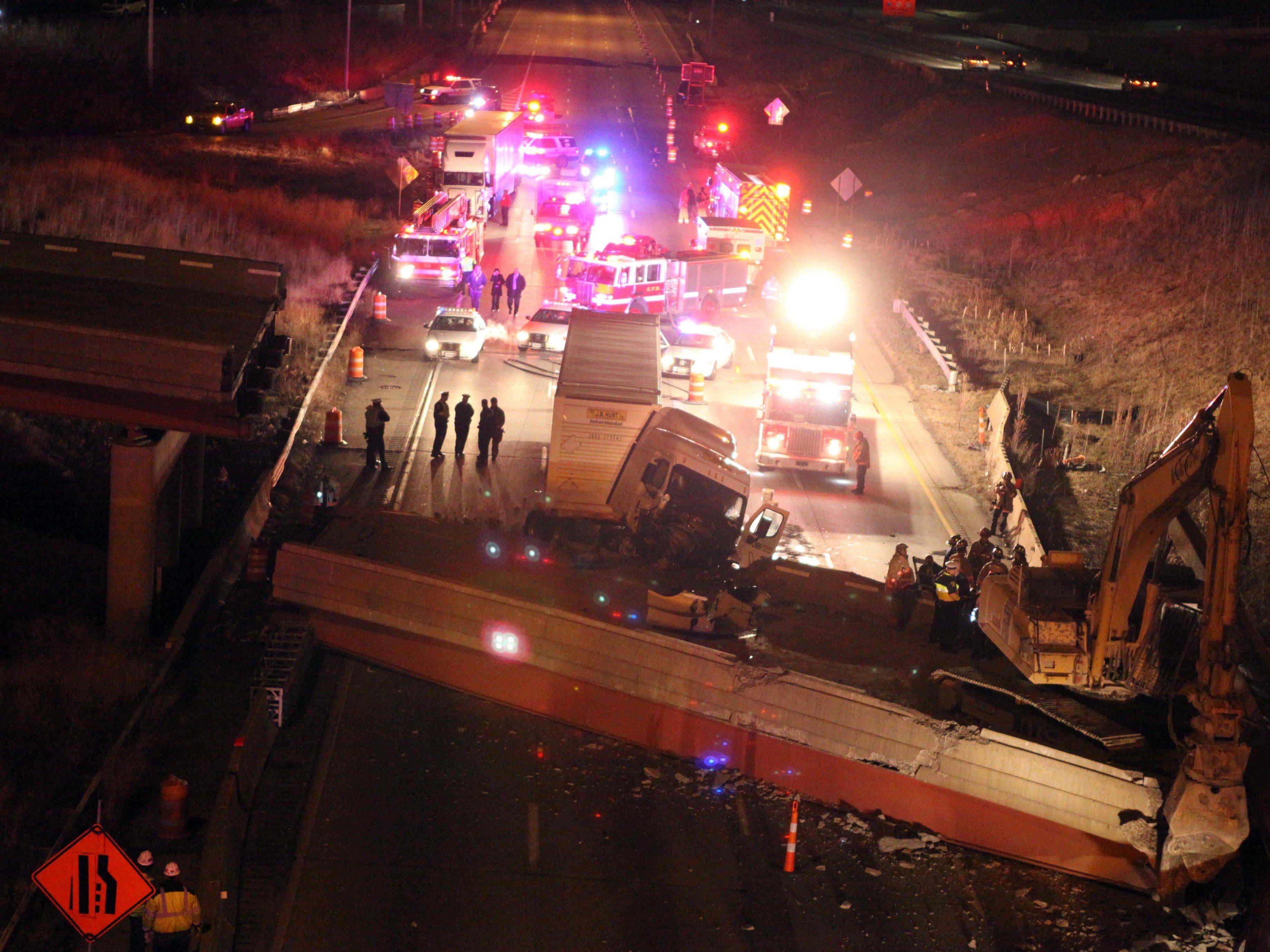 Zum Abriss freigegebene Brücke stürzt in Cincinnati auf Interstate-75.
