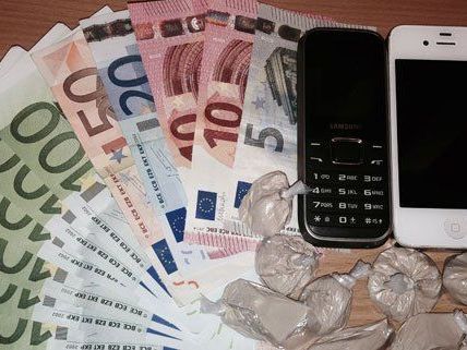 Drogen und Bargeld wurden von der Polizei sichergestellt. Drogen und Bargeld wurden von der Polizei sichergestellt.