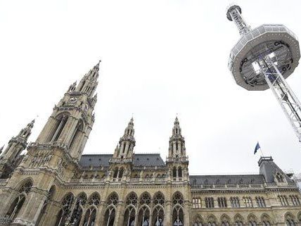 81 Meter ist der Aussichtsturm am Wiener Rathausplatz hoch. 81 Meter ist der Aussichtsturm am Wiener Rathausplatz hoch.