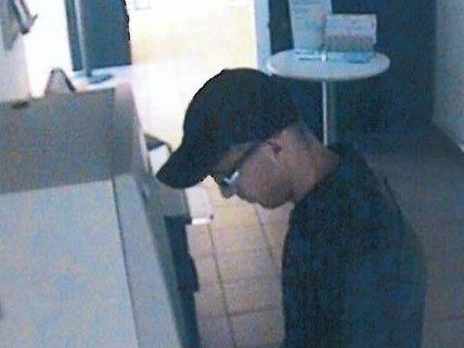 Dieser Mann wird von der Polizei gesucht. Dieser Mann wird von der Polizei gesucht.