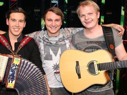 Folkshilfe reißen bei Live-Auftritten ihr Publikum mit. Folkshilfe reißen bei Live-Auftritten ihr Publikum mit.
