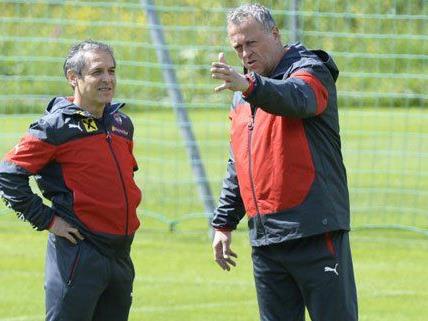 Marcel Koller und Franz Wohlfahrt (R.) während des Trainings der österreichischen Fußball-Nationalmannschaft.