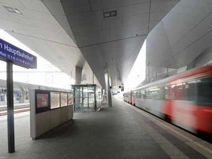 Am Wiener Hauptbahnhof halten sich einige Obdachlose auf.