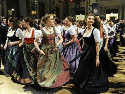 In Tracht wird am Jägerball auch eröffnet. In Tracht wird am Jägerball auch eröffnet.