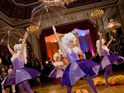 2015 wird bereits der 18. Regenbogenball in Wien veranstaltet. 2015 wird bereits der 18. Regenbogenball in Wien veranstaltet.