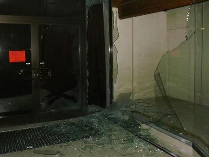 Mit einem Böller wurde diese Scheibe in NÖ gesprengt, berichtet die Polizei. Mit einem Böller wurde diese Scheibe in NÖ gesprengt, berichtet die Polizei.