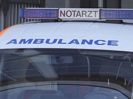 Von der Rettung wurde der Schwerverletzte ins Spital gebracht. Von der Rettung wurde der Schwerverletzte ins Spital gebracht.
