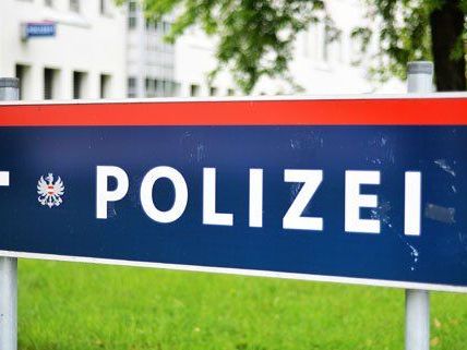 Der Verdächtige wurde auf die nächste Polizeidienststelle gebracht. Der Verdächtige wurde auf die nächste Polizeidienststelle gebracht.