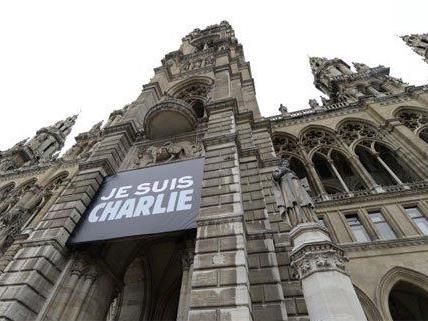 Auch am Wiener Rathaus sieht man Zeichen der Solidarisierung nach der Paris-Attacke.