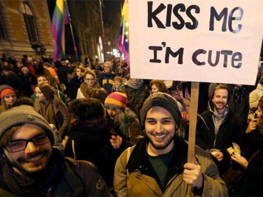 Küssen gegen Homophobie - so lautete das Motto bei der Demo am Freitag.