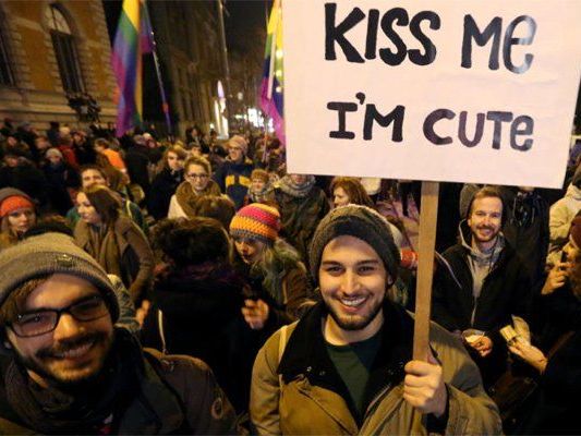 Küssen gegen Homophobie - so lautete das Motto bei der Demo am Freitag. Küssen gegen Homophobie - so lautete das Motto bei der Demo am Freitag.