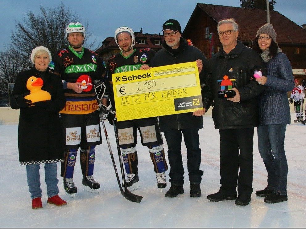 HC Rankweil und VEU Feldkirch spenden 2150 Euro für Netz für Kinder. HC Rankweil und VEU Feldkirch spenden 2150 Euro für Netz für Kinder.