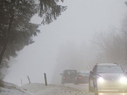 Auf schneebedeckter Fahrbahn kam es in NÖ zu einem Unfall. Auf schneebedeckter Fahrbahn kam es in NÖ zu einem Unfall.