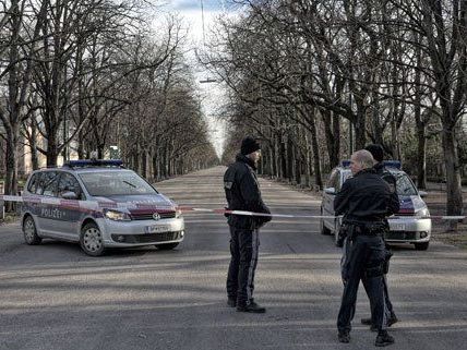 Aus Sicherheitsgründen wurde die Prater Hauptallee in Wien gesperrt. Aus Sicherheitsgründen wurde die Prater Hauptallee in Wien gesperrt.