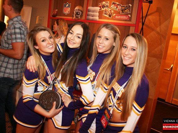 Hier werden die Superbowl Partys 2015 in Wien gefeiert. Hier werden die Superbowl Partys 2015 in Wien gefeiert.