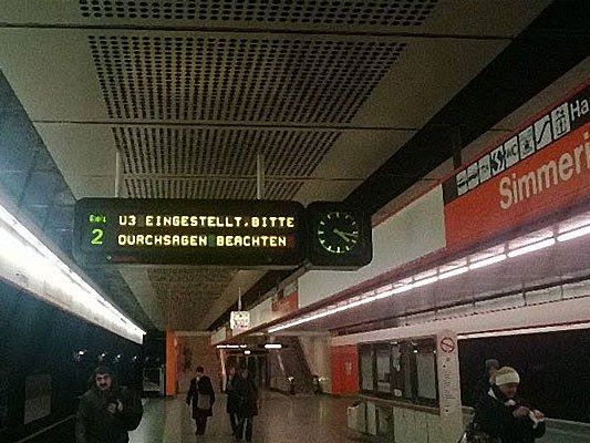 Der Stationswart hatte in der Station "Simmering" Rauchgeruch wahrgenommen. Der Stationswart hatte in der Station "Simmering" Rauchgeruch wahrgenommen.