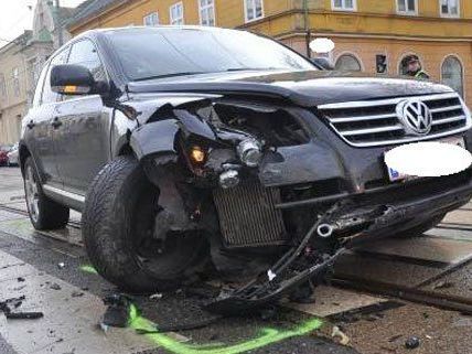 An beiden beteiligten Fahrzeugen entstand ein Totalschaden.