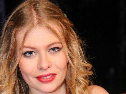 Zoe möchte beim ESC 2015 für Österreich an den Start gehen. Zoe möchte beim ESC 2015 für Österreich an den Start gehen.