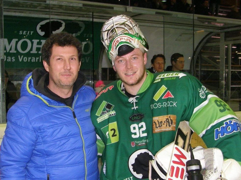 Sponsor Gerald Geiger übernahm die Ehrung von Oskar Östlund, dem Spieler des Abends. Sponsor Gerald Geiger übernahm die Ehrung von Oskar Östlund, dem Spieler des Abends.