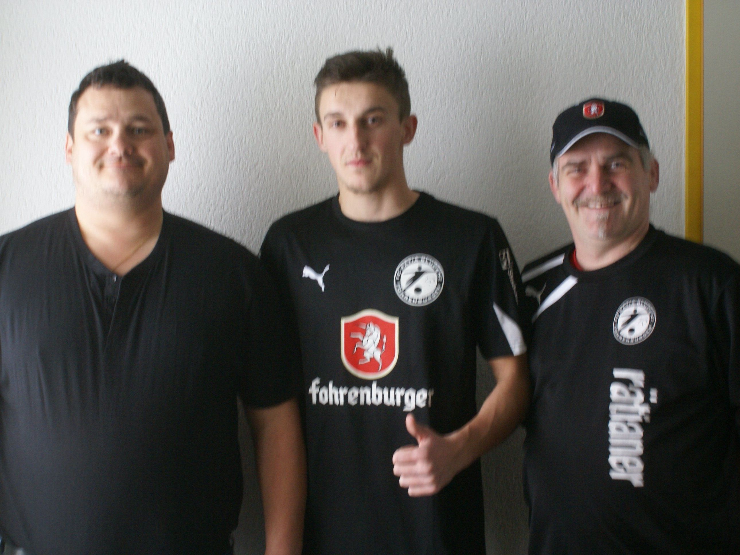 Obmann Stefan Fussenegger, Neo-Spieler Mehmet Bjelic, Sportlicher Leiter Thomas Wimmer (v.l.). Obmann Stefan Fussenegger, Neo-Spieler Mehmet Bjelic, Sportlicher Leiter Thomas Wimmer (v.l.).